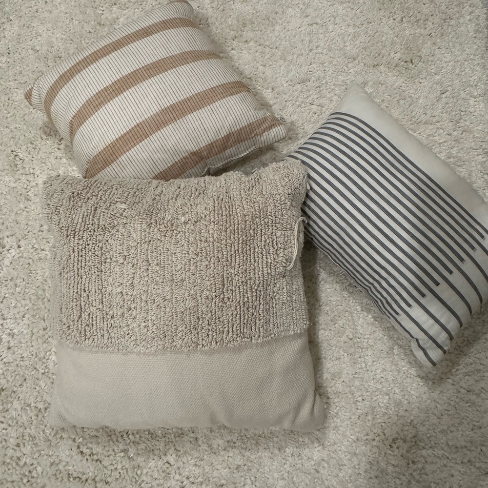 PILLOWS - Picture 3 of 4